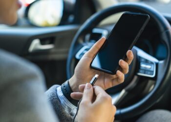 As infrações de trânsito por uso de celular crescem no Brasil.