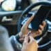 As infrações de trânsito por uso de celular crescem no Brasil.