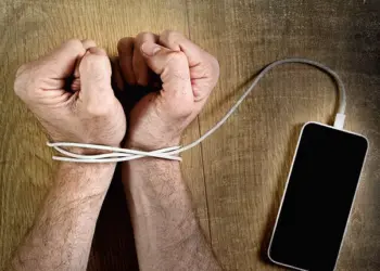 Prisão digital: A relação entre o declínio nas horas trabalhadas e o uso excessivo dos meios digitais