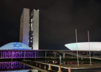 Após ataques, bandeira de Israel é projetada na fachada do Senado Federal