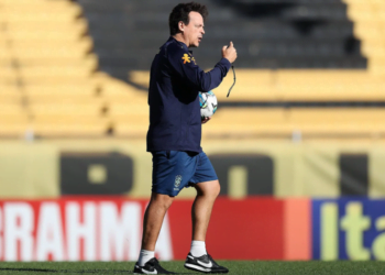 Brasil enfrenta o Uruguai em primeiro clássico sob o comando de Diniz