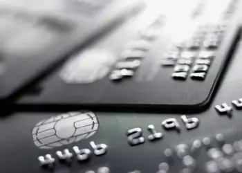 Relatório aponta que 39,5% dos contratos firmados com bancos e empresas de crédito são abusivos