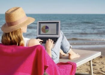 Estudo aponta porque profissionais não se desconectam nas férias