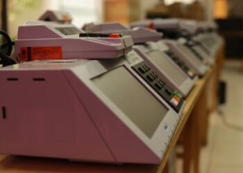 TSE recorre a hackers para garantir a segurança das urnas eletrônicas para eleições 2024