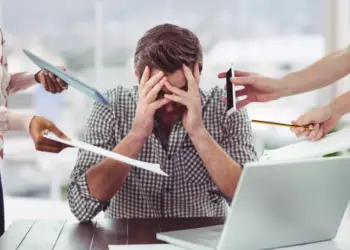 48% dos profissionais com menos de 30 anos correm mais risco de sofrer com burnout, diz pesquisa