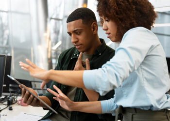 Contratação de estagiários negros triplicou em 5 anos, revela levantamento da Companhia de Estágios