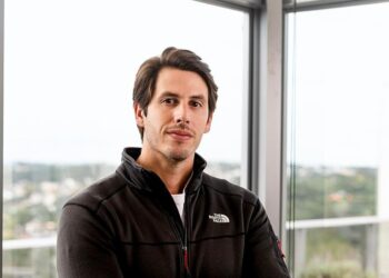 Ibovespa fecha em queda após forte sequência de altas; dólar registra aumento