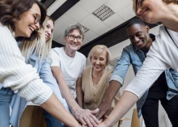 Pesquisa aponta que 8 em cada 10 líderes têm dificuldade de comandar equipes multigeracionais