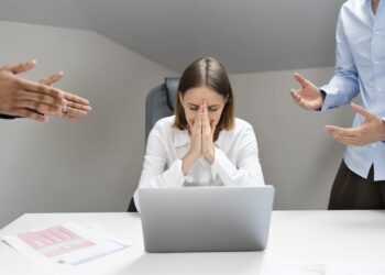 Mais de 74% das mulheres já sofreram assédio ou preconceito na vida profissional, aponta pesquisa