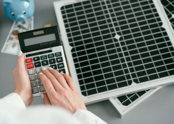 Energia solar em casa vale à pena? 6 passos simples para calcular o retorno sobre investimento em painéis fotovoltaicos