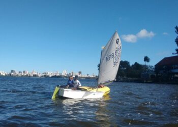 Entre Mares e Propósitos: velejadora ajuda atletas e esportistas com startup e lança parceria com a PUC-Rio para alcançar novos atletas