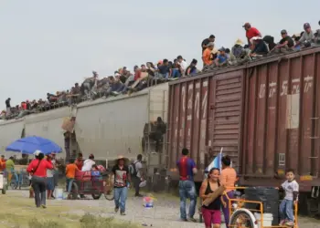 Governador do Texas assina projeto de lei que permite à prisão de imigrantes ilegais