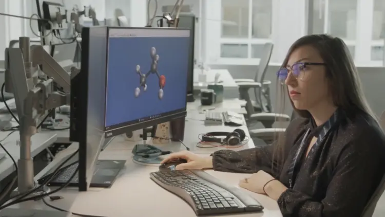 Um cientista da Microsoft que trabalha com a plataforma Azure Quantum Elements.