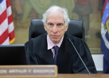 Juiz revoga permissão para Trump apresentar seu próprio argumento final