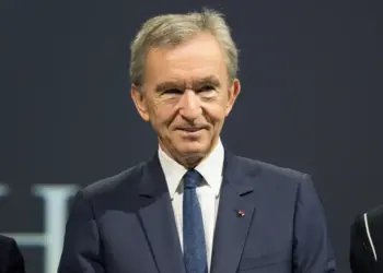 Presidente da Louis Vitton volta a ser o homem mais rico do mundo