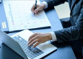 Programa “4-Day Week” inicia testes no Brasil para semana de trabalho com quatro dias 