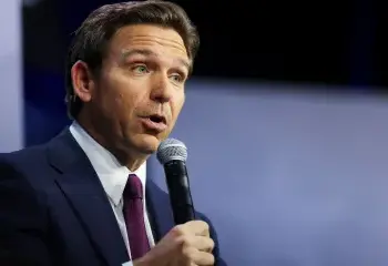 Ron DeSantis encerra campanha Presidencial e endossa Donald Trump para 2024