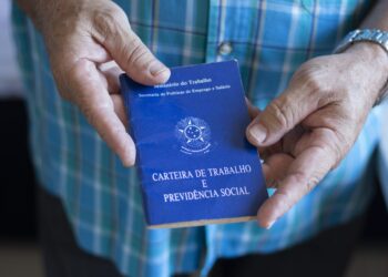 Taxa de desemprego cai a 7,4%