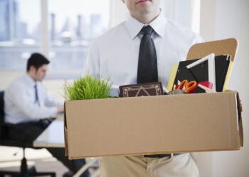 Pesquisa da PwC aponta para demissão em massa devido à IA