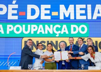 Alunos de baixa renda do ensino médio público receberão R$ 2 mil por ano