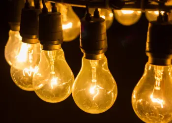 Conta de luz deve subir 5,6% em 2024, estima Aneel