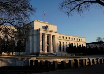 Fed mantém taxa de juros dos EUA inalterada entre 4,25% e 4,50% ao ano