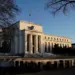 Fed mantém taxa de juros dos EUA inalterada entre 4,25% e 4,50% ao ano