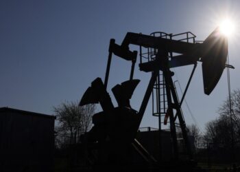 Opep+ estende corte na produção de petróleo