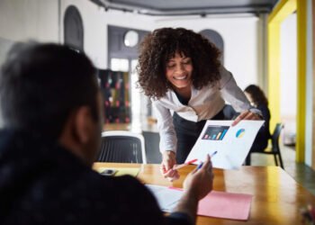 Mercado de trabalho de dados reduz as diferenças salariais entre gêneros