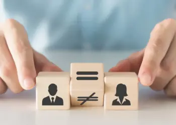 Mulheres recebem 19,4% a menos que homens, diz relatório de transparência salarial 