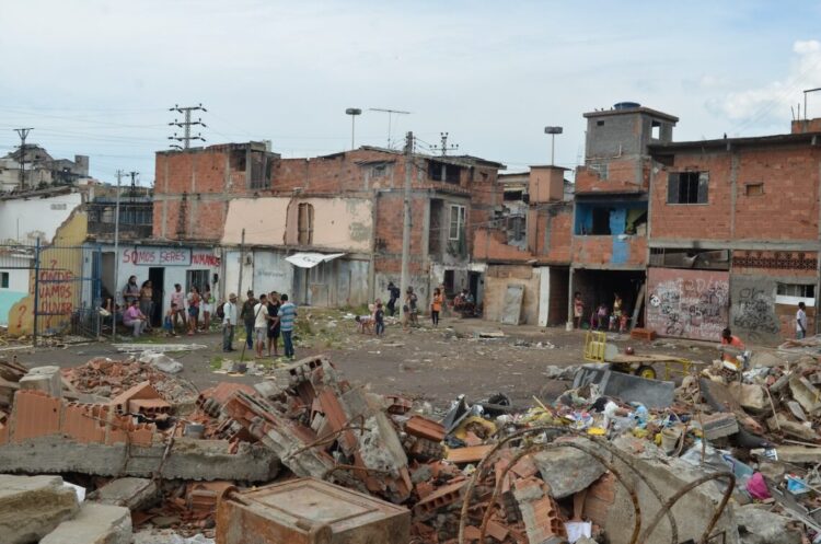 Favela do Metrô-Mangueira, na zona norte da cidade, tem imóveis demolidos pela prefeitura do Rio (Tânia Rêgo/Agência Brasil)
