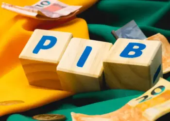 PIB brasileiro tem leve recuo de 0,4% em abril, aponta Monitor FGV