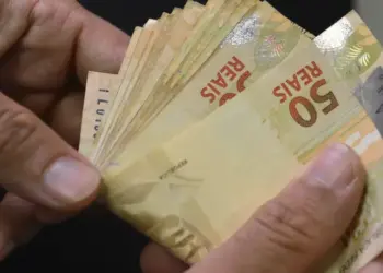 Governo prevê salário mínimo de R$ 1.502 em 2025