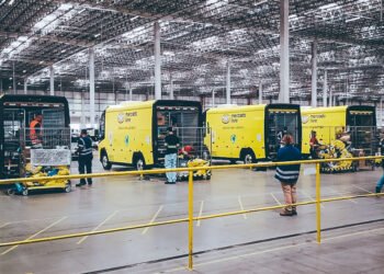 Fabricante brasileira fornece vans 100% elétricas para o Mercado Livre