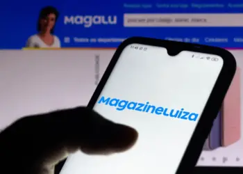 Ações da Magazine Luiza caem em primeira sessão pós-grupamento