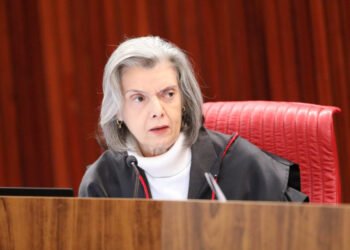 Cármen Lúcia toma posse como presidente do TSE 