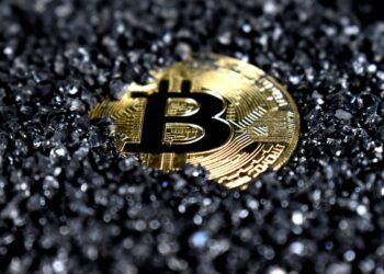 Bitcoin despenca às vésperas de dados dos EUA