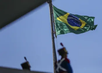 Risco-país aumenta no Brasil e investidores retiram R$42,4 bilhões no ano