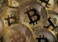Bitcoin começa semana caindo 3%