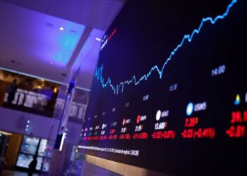 Ibovespa abre em alta e dólar estabiliza