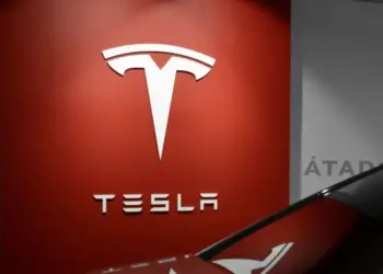 Tesla Amarga Pior Desempenho Entre Gigantes da Tecnologia em 2025, Superada por Microsoft e com Apple em Declínio