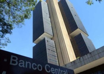 Mercado eleva projeção para inflação e dólar