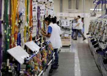 Confiança da indústria no Brasil avança, diz FGV