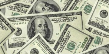 Dólar cai cerca de 1% com reação à saída de Joe Biden