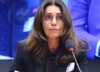 Ex-diretora da Americanas chega ao Brasil e entrega passaporte à PF