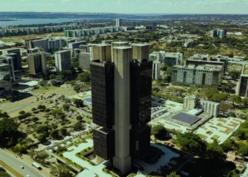 Bancos e corretoras iniciam revisão da Selic