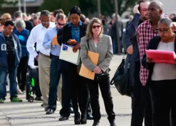 Pedidos semanais de auxílio desemprego nos EUA atingem pico
