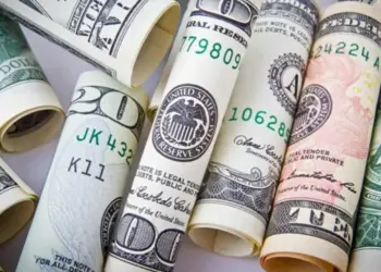 Dólar aumenta para mais de R$ 5,75; entenda a alta