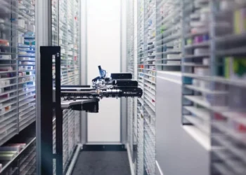 Robô que dispensa medicamentos em 10 segundos começa a operar na Zona Norte de São Paulo