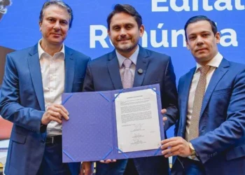 Juscelino Filho e Camilo Santana lançam edital de R$ 1,2 bilhão para levar internet para até 20 mil escolas